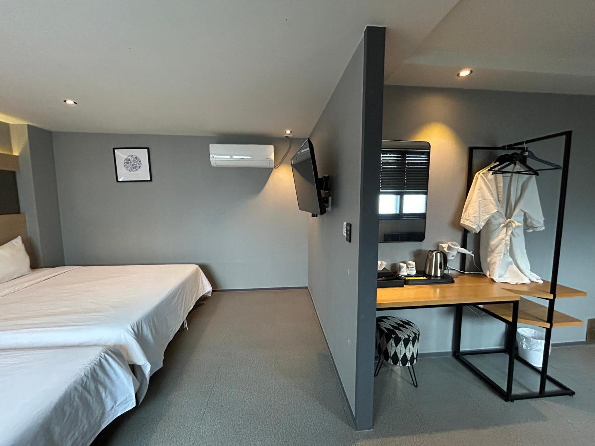 Deluxe Motel Geoje Exteriör bild