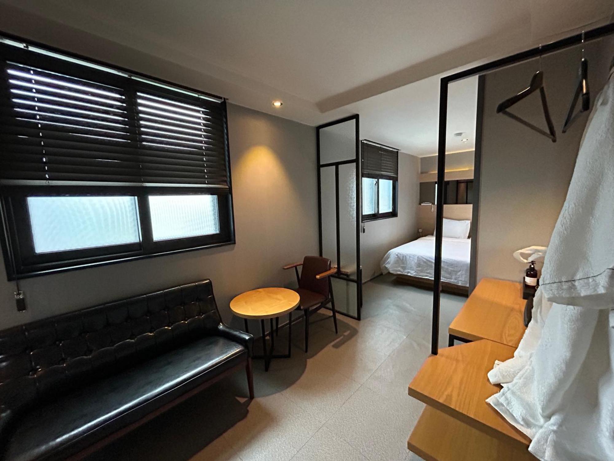 Deluxe Motel Geoje Exteriör bild