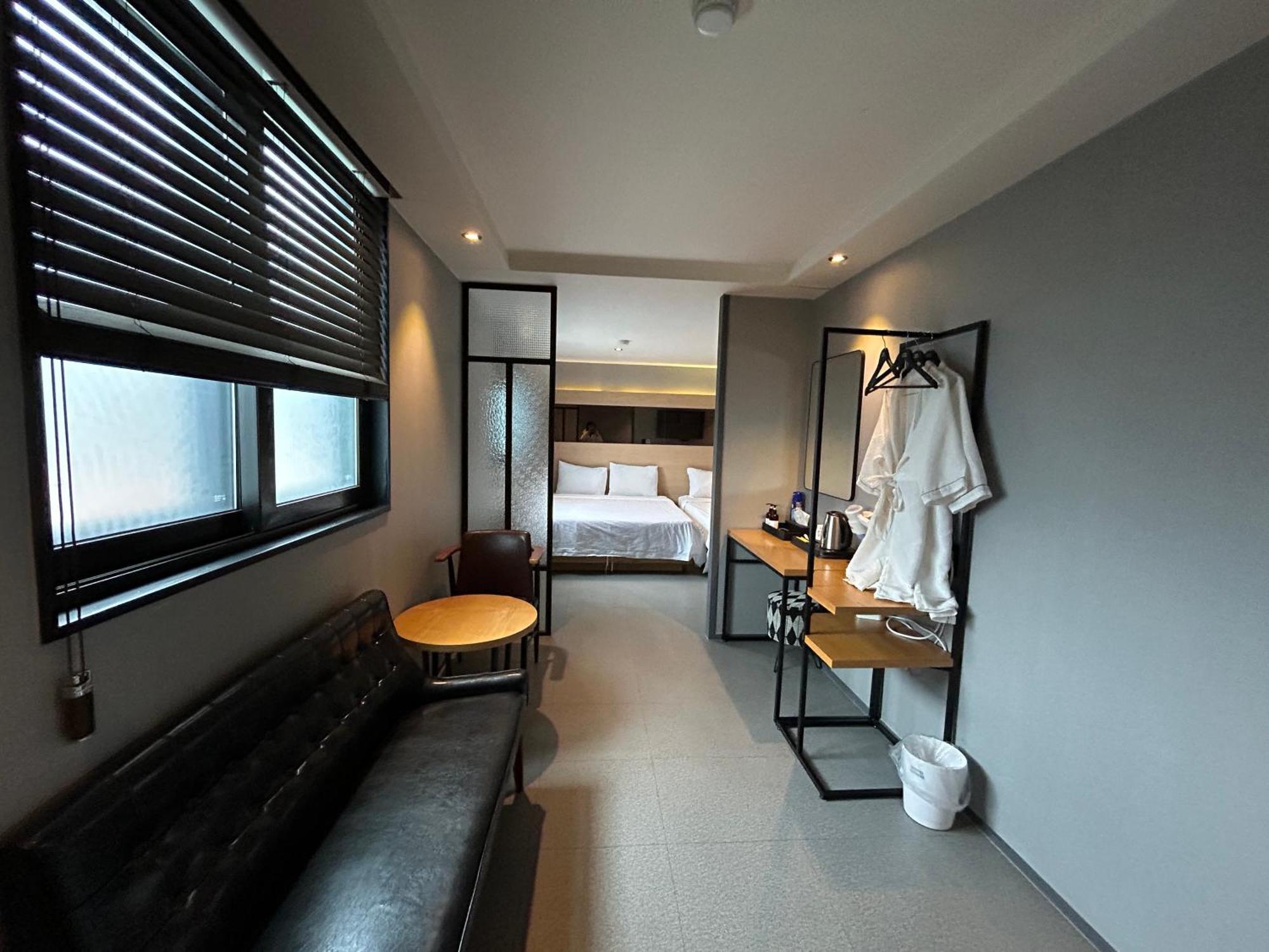 Deluxe Motel Geoje Exteriör bild