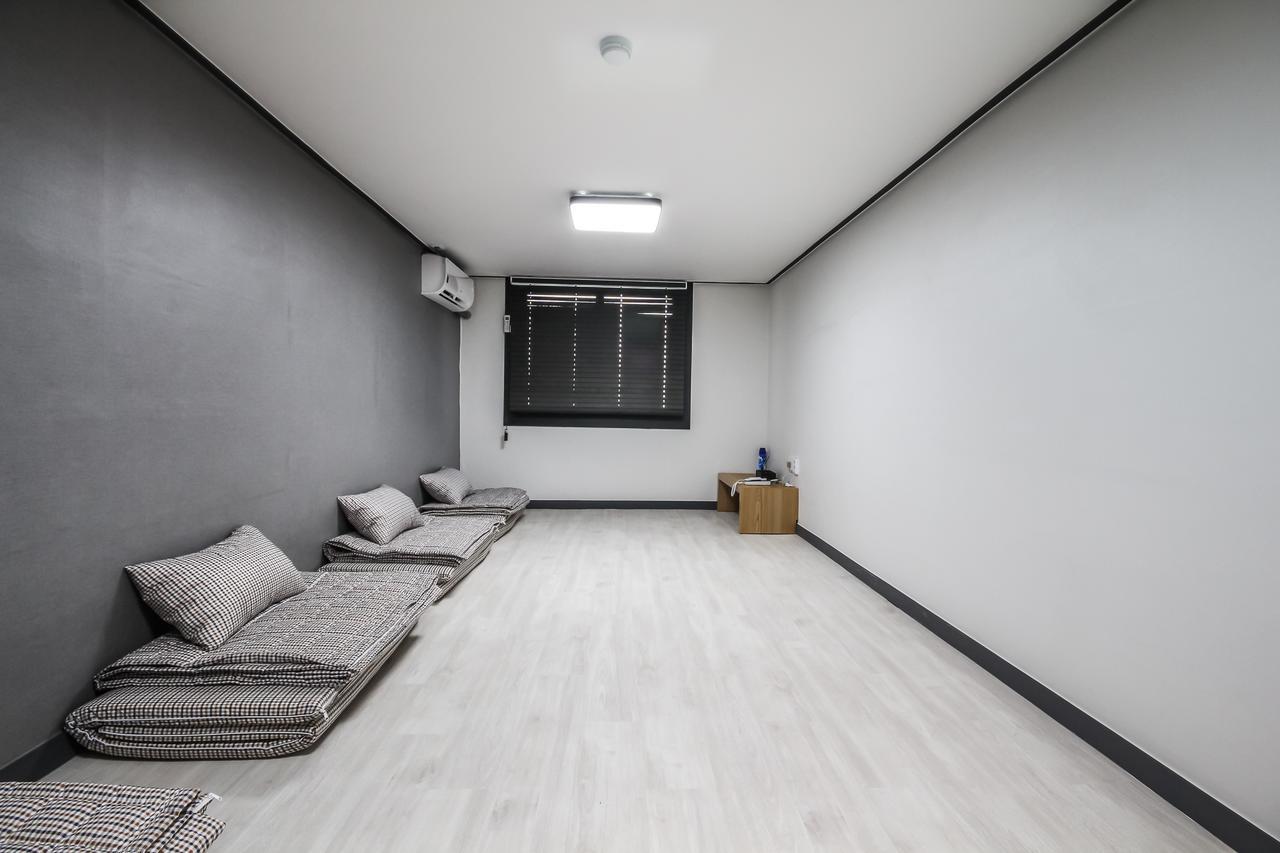 Deluxe Motel Geoje Exteriör bild