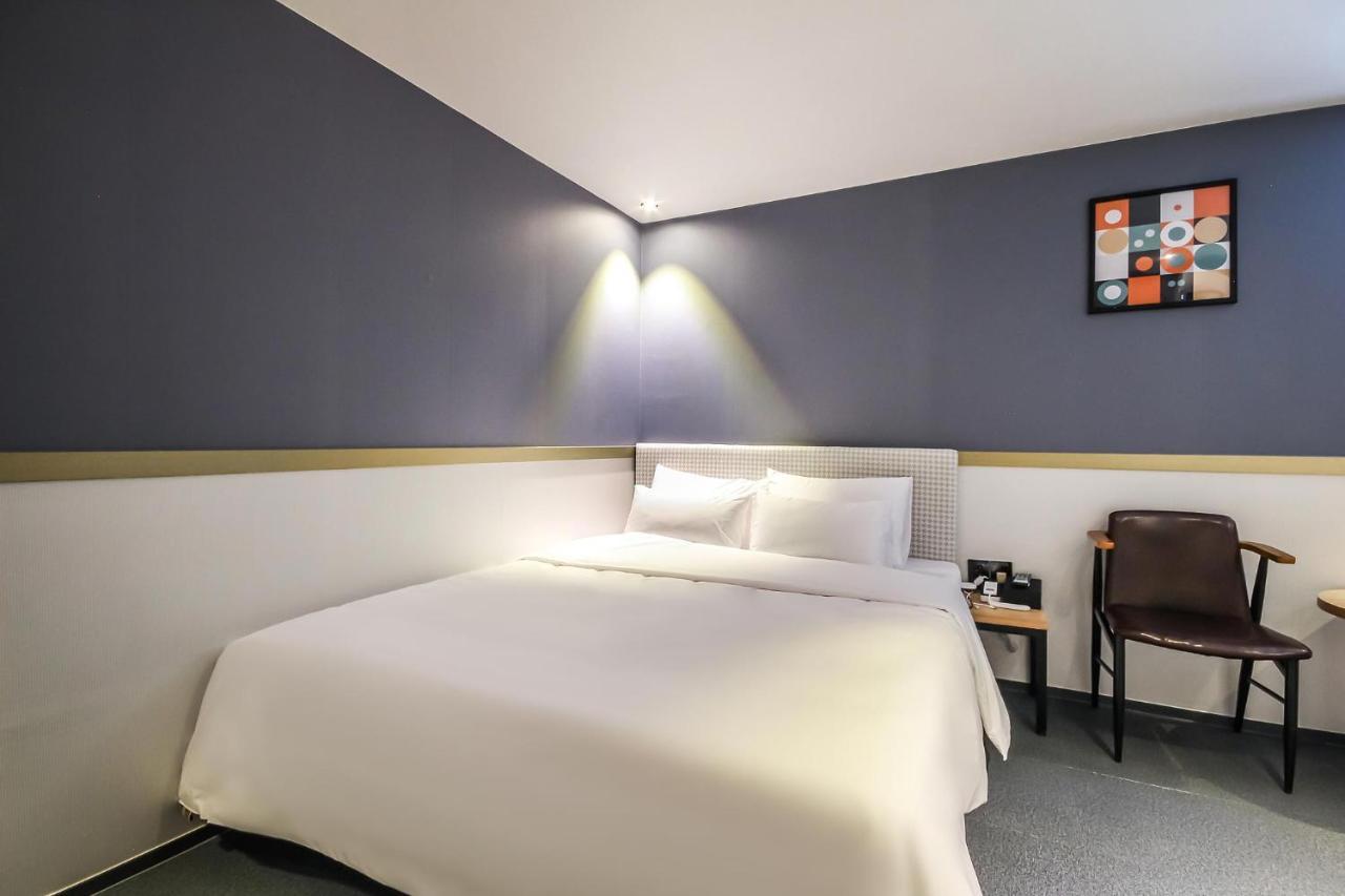Deluxe Motel Geoje Exteriör bild