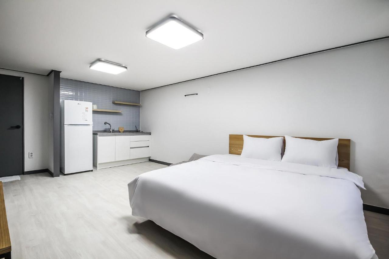 Deluxe Motel Geoje Exteriör bild