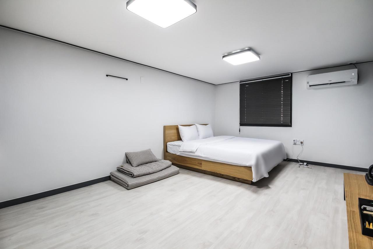 Deluxe Motel Geoje Exteriör bild